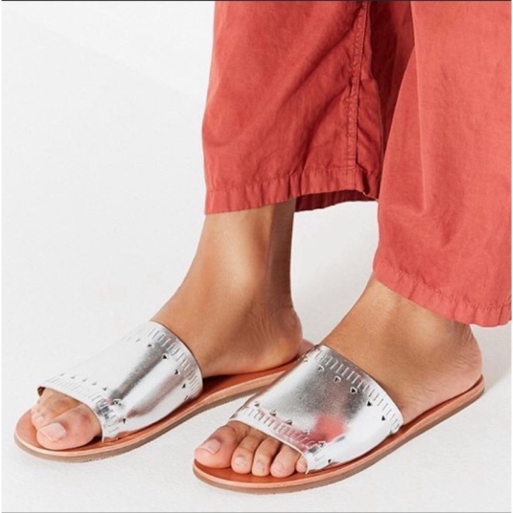 Urban Outfitters sz 6 silver hearts slides sandals